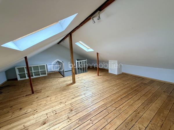 Située à Charleville-Mézières, dans un secteur calme, cette charmante maison de ville mitoyenne des deux côtés est édifiée sur une parcelle de 196 m².

Répartie sur trois niveaux, elle offre une organisation fonctionnelle et bénéficie de plusieurs améliorations récentes, notamment une isolation intérieure entièrement refaite en 2026 ainsi qu'un ballon thermodynamique neuf de 2026.

 Au rez-de-chaussée : 
•	Une entrée
•	Une cuisine aménagée et équipée
•	Un salon/séjour lumineux avec accès vers l'extérieur
•	Un WC indépendant

Au 1er étage : 
•	Deux chambres
•	Un espace en enfilade pouvant être utilisé comme bureau ou dressing
•	Une salle de douche neuve et moderne

 Au 2ème étage : 
Une grande pièce sous pente offrant de nombreuses possibilités : chambre supplémentaire, bureau, salle de jeux, espace loisirs ou rangement.

 Les atouts : 
✅ Isolation intérieure entièrement refaite en 2026
✅ Ballon thermodynamique neuf – 2026
✅ Fenêtres PVC double vitrage
✅ Parquets en chêne
✅ Espace cave / chaufferie / buanderie
✅ Secteur calme
✅ Parcelle de 196 m²

⚠️ À prévoir : remplacement de la porte d'entrée en bois.

 Taxe foncière : 1 298 €

 Une maison agréable et pleine de potentiel, située dans un environnement calme à Charleville-Mézières.

Une visite s'impose ! Contactez-moi dès maintenant pour découvrir cette belle opportunité avant qu'elle ne trouve ses nouveaux propriétaires.