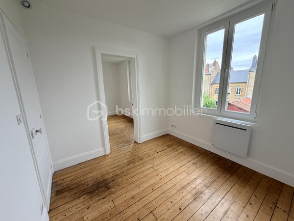 Située à Charleville-Mézières, dans un secteur calme, cette charmante maison de ville mitoyenne des deux côtés est édifiée sur une parcelle de 196 m².

Répartie sur trois niveaux, elle offre une organisation fonctionnelle et bénéficie de plusieurs améliorations récentes, notamment une isolation intérieure entièrement refaite en 2026 ainsi qu'un ballon thermodynamique neuf de 2026.

 Au rez-de-chaussée : 
•	Une entrée
•	Une cuisine aménagée et équipée
•	Un salon/séjour lumineux avec accès vers l'extérieur
•	Un WC indépendant

Au 1er étage : 
•	Deux chambres
•	Un espace en enfilade pouvant être utilisé comme bureau ou dressing
•	Une salle de douche neuve et moderne

 Au 2ème étage : 
Une grande pièce sous pente offrant de nombreuses possibilités : chambre supplémentaire, bureau, salle de jeux, espace loisirs ou rangement.

 Les atouts : 
✅ Isolation intérieure entièrement refaite en 2026
✅ Ballon thermodynamique neuf – 2026
✅ Fenêtres PVC double vitrage
✅ Parquets en chêne
✅ Espace cave / chaufferie / buanderie
✅ Secteur calme
✅ Parcelle de 196 m²

⚠️ À prévoir : remplacement de la porte d'entrée en bois.

 Taxe foncière : 1 298 €

 Une maison agréable et pleine de potentiel, située dans un environnement calme à Charleville-Mézières.

Une visite s'impose ! Contactez-moi dès maintenant pour découvrir cette belle opportunité avant qu'elle ne trouve ses nouveaux propriétaires.