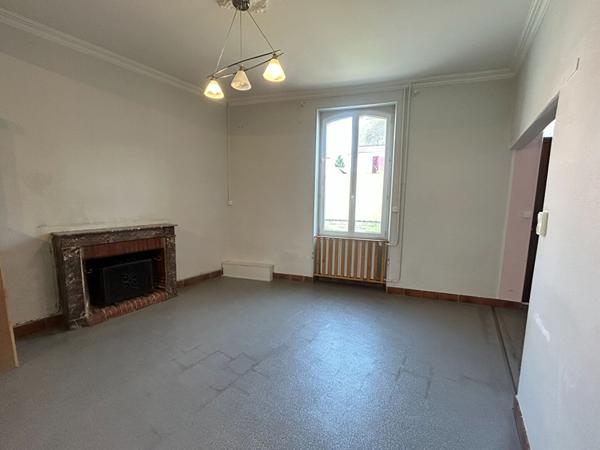 Jolie maison de ville avec 4 chambres et jardin au coeur de Cérans-Foulletourte