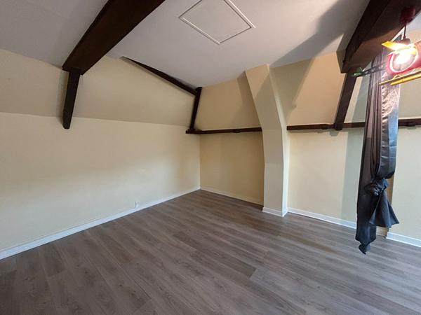 Jolie maison de ville avec 4 chambres et jardin au coeur de Cérans-Foulletourte