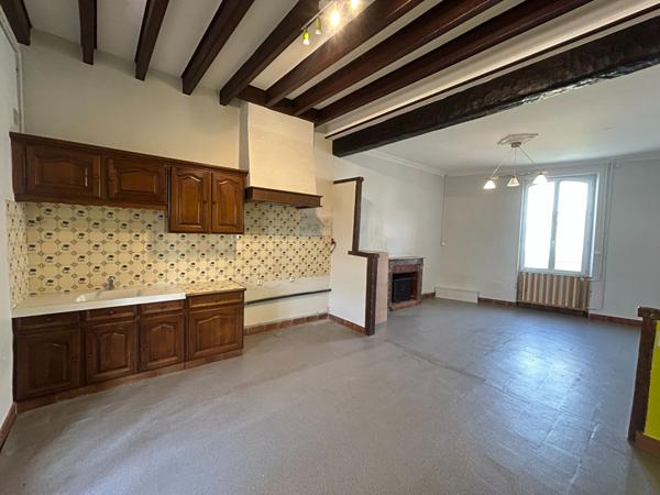 Jolie maison de ville avec 4 chambres et jardin au coeur de Cérans-Foulletourte