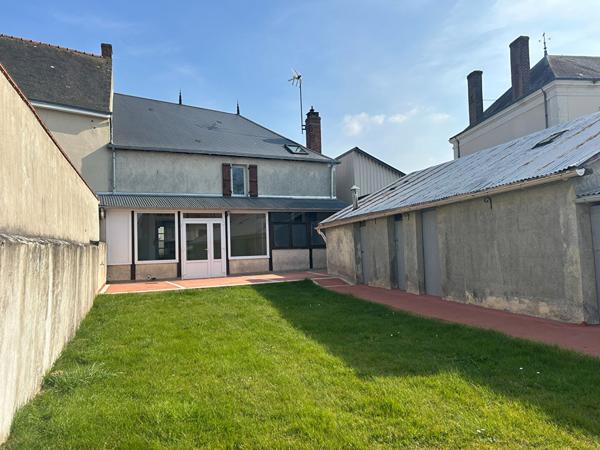 Jolie maison de ville avec 4 chambres et jardin au coeur de Cérans-Foulletourte