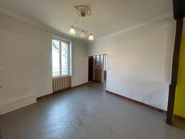 Jolie maison de ville avec 4 chambres et jardin au coeur de Cérans-Foulletourte