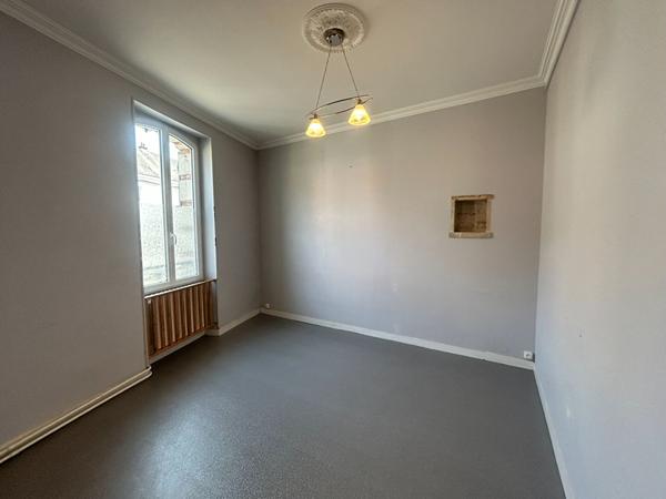 Jolie maison de ville avec 4 chambres et jardin au coeur de Cérans-Foulletourte