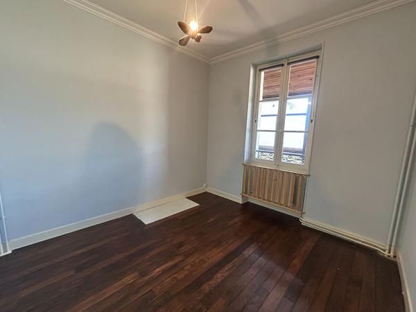 Jolie maison de ville avec 4 chambres et jardin au coeur de Cérans-Foulletourte