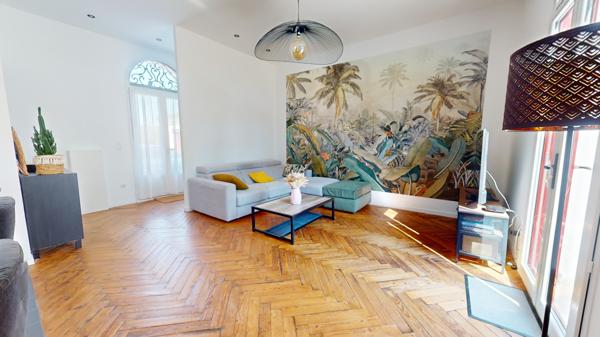 Maison contemporaine de plain-pied de 104 m2 sur 700 m2