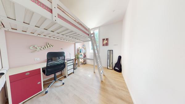 Maison contemporaine de plain-pied de 104 m2 sur 700 m2