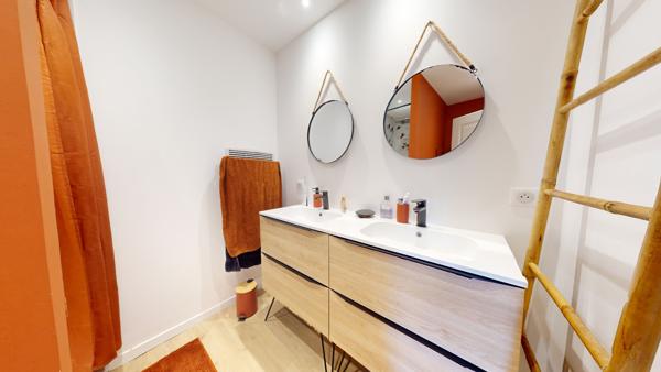 Maison contemporaine de plain-pied de 104 m2 sur 700 m2