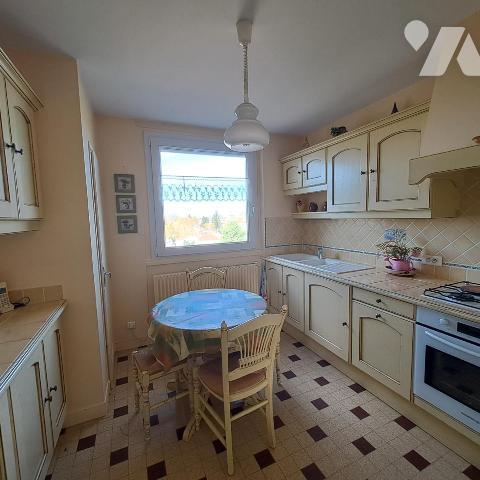 APPARTEMENT AVEC GARAGE ET CAVE