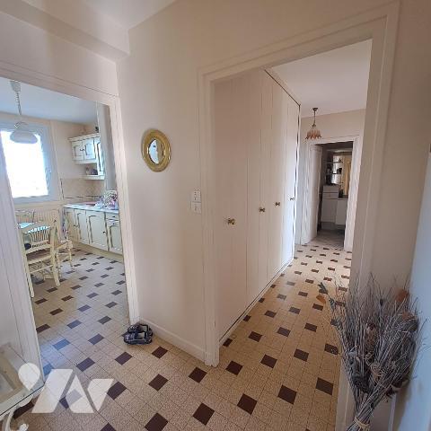 APPARTEMENT AVEC GARAGE ET CAVE