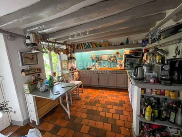 FONTAINEBLEAU (77 780) – Maison avec terrasse et jardin clos.