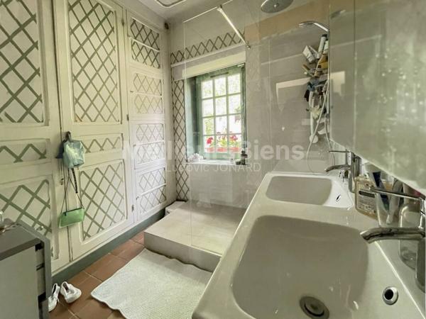 FONTAINEBLEAU (77 780) – Maison avec terrasse et jardin clos.