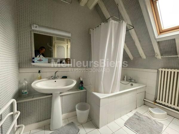 FONTAINEBLEAU (77 780) – Maison avec terrasse et jardin clos.