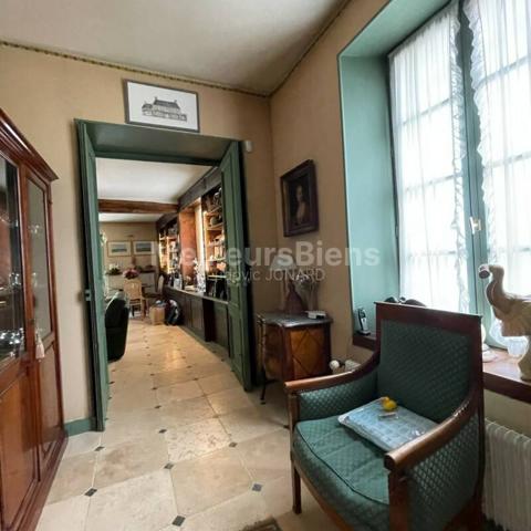 FONTAINEBLEAU (77 780) – Maison avec terrasse et jardin clos.