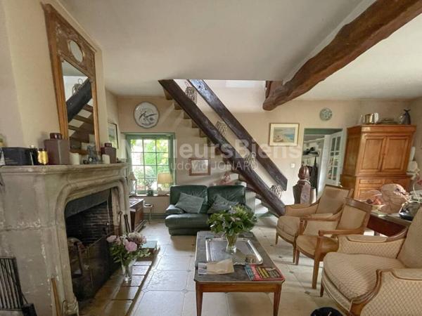 FONTAINEBLEAU (77 780) – Maison avec terrasse et jardin clos.