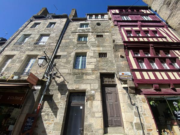 A vendre immeuble de caractère en plein centre-ville de Dinan. Opportunité d'investissement rare !