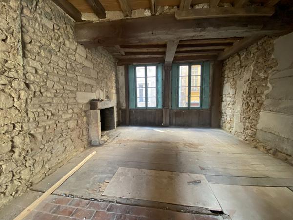 A vendre immeuble de caractère en plein centre-ville de Dinan. Opportunité d'investissement rare !