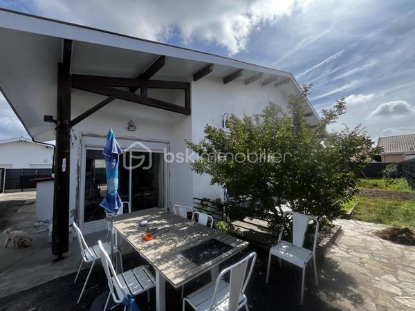 MAISON DE PLAIN PIED sur un terrain de 785 m², d'une surface de 115 m² au sol, composée d'un salon lumineux de 33m² avec cheminée équipée d'un insert, une cuisine séparée équipée et aménagée de 11 m2, trois chambres (14 m²avec placards, 11m² avec placard, 10m²). 
La salle de bains de 4 m² est aménagée avec une baignoire, une vasque, un sèche serviette et un bidet.
La buanderie de 23 m² est un véritable atout avec sa baie vitrée, son entrée indépendante et son point d’eau.
Bien isolée avec un DPE C, le chauffage de cette maison est alimenté par une récente pompe à chaleur air/eau et les fenêtres sont en double vitrage à isolation renforcée. Vous pourrez passer des hivers et étés confortables.
Le chauffe eau thermodynamique de 200L a été installé en 2024.
Les panneaux photovoltaiques installés en 2024 sont orientés sud et sont composés de 14 modules. Ils vous permettent une réduction des coûts énergétiques.
Les combles de plus de 100 m² vous offrent la possibilité d'agrandir la surface actuelle pour un projet de pièces supplémentaires, selon vos besoins et vos envies. Ils sont accessibles par un escalier extérieur. 
Tout à l’égout .
La maison  est située proche des écoles, crèche, commerces, restaurants et ligne de bus.
Travaux effectués:
Double vitrage 2022
Toiture nettoyée + changement chaîneaux 2023
Pompe à chaleur 2024
Électricité refaite 2022
Borne électrique pour voiture 2023
Clôture 2022 
Panneaux solaires 2024.
Le gros œuvres a été fait.
Cette maison offre un beau potentiel, à personnaliser selon vos envies.