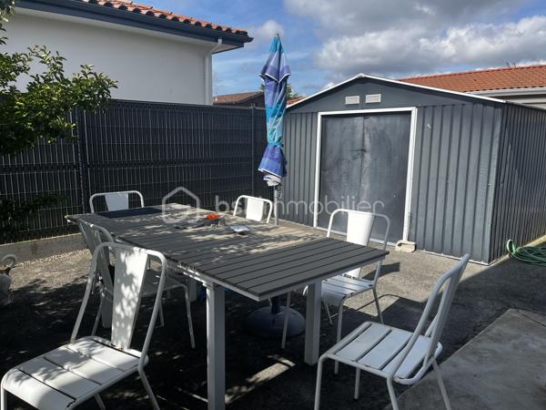 MAISON DE PLAIN PIED sur un terrain de 785 m², d'une surface de 115 m² au sol, composée d'un salon lumineux de 33m² avec cheminée équipée d'un insert, une cuisine séparée équipée et aménagée de 11 m2, trois chambres (14 m²avec placards, 11m² avec placard, 10m²). 
La salle de bains de 4 m² est aménagée avec une baignoire, une vasque, un sèche serviette et un bidet.
La buanderie de 23 m² est un véritable atout avec sa baie vitrée, son entrée indépendante et son point d’eau.
Bien isolée avec un DPE C, le chauffage de cette maison est alimenté par une récente pompe à chaleur air/eau et les fenêtres sont en double vitrage à isolation renforcée. Vous pourrez passer des hivers et étés confortables.
Le chauffe eau thermodynamique de 200L a été installé en 2024.
Les panneaux photovoltaiques installés en 2024 sont orientés sud et sont composés de 14 modules. Ils vous permettent une réduction des coûts énergétiques.
Les combles de plus de 100 m² vous offrent la possibilité d'agrandir la surface actuelle pour un projet de pièces supplémentaires, selon vos besoins et vos envies. Ils sont accessibles par un escalier extérieur. 
Tout à l’égout .
La maison  est située proche des écoles, crèche, commerces, restaurants et ligne de bus.
Travaux effectués:
Double vitrage 2022
Toiture nettoyée + changement chaîneaux 2023
Pompe à chaleur 2024
Électricité refaite 2022
Borne électrique pour voiture 2023
Clôture 2022 
Panneaux solaires 2024.
Le gros œuvres a été fait.
Cette maison offre un beau potentiel, à personnaliser selon vos envies.