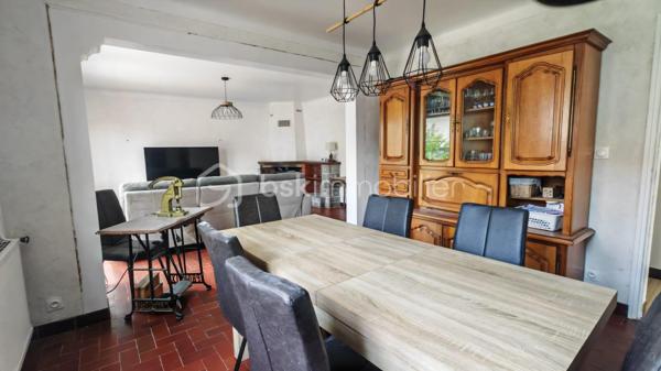 MAISON DE PLAIN PIED sur un terrain de 785 m², d'une surface de 115 m² au sol, composée d'un salon lumineux de 33m² avec cheminée équipée d'un insert, une cuisine séparée équipée et aménagée de 11 m2, trois chambres (14 m²avec placards, 11m² avec placard, 10m²). 
La salle de bains de 4 m² est aménagée avec une baignoire, une vasque, un sèche serviette et un bidet.
La buanderie de 23 m² est un véritable atout avec sa baie vitrée, son entrée indépendante et son point d’eau.
Bien isolée avec un DPE C, le chauffage de cette maison est alimenté par une récente pompe à chaleur air/eau et les fenêtres sont en double vitrage à isolation renforcée. Vous pourrez passer des hivers et étés confortables.
Le chauffe eau thermodynamique de 200L a été installé en 2024.
Les panneaux photovoltaiques installés en 2024 sont orientés sud et sont composés de 14 modules. Ils vous permettent une réduction des coûts énergétiques.
Les combles de plus de 100 m² vous offrent la possibilité d'agrandir la surface actuelle pour un projet de pièces supplémentaires, selon vos besoins et vos envies. Ils sont accessibles par un escalier extérieur. 
Tout à l’égout .
La maison  est située proche des écoles, crèche, commerces, restaurants et ligne de bus.
Travaux effectués:
Double vitrage 2022
Toiture nettoyée + changement chaîneaux 2023
Pompe à chaleur 2024
Électricité refaite 2022
Borne électrique pour voiture 2023
Clôture 2022 
Panneaux solaires 2024.
Le gros œuvres a été fait.
Cette maison offre un beau potentiel, à personnaliser selon vos envies.