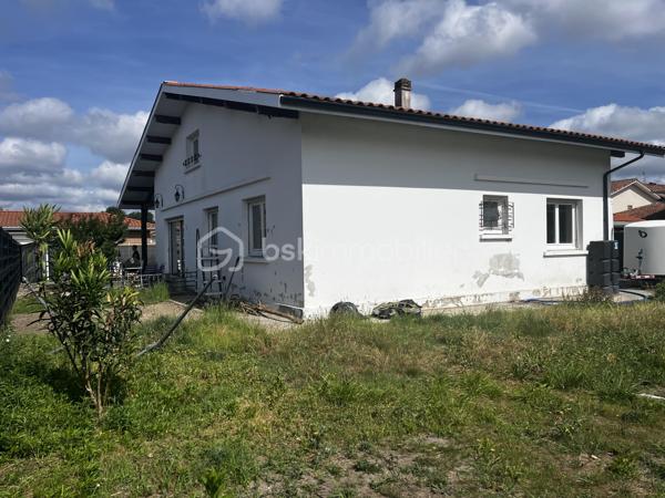 MAISON DE PLAIN PIED sur un terrain de 785 m², d'une surface de 115 m² au sol, composée d'un salon lumineux de 33m² avec cheminée équipée d'un insert, une cuisine séparée équipée et aménagée de 11 m2, trois chambres (14 m²avec placards, 11m² avec placard, 10m²). 
La salle de bains de 4 m² est aménagée avec une baignoire, une vasque, un sèche serviette et un bidet.
La buanderie de 23 m² est un véritable atout avec sa baie vitrée, son entrée indépendante et son point d’eau.
Bien isolée avec un DPE C, le chauffage de cette maison est alimenté par une récente pompe à chaleur air/eau et les fenêtres sont en double vitrage à isolation renforcée. Vous pourrez passer des hivers et étés confortables.
Le chauffe eau thermodynamique de 200L a été installé en 2024.
Les panneaux photovoltaiques installés en 2024 sont orientés sud et sont composés de 14 modules. Ils vous permettent une réduction des coûts énergétiques.
Les combles de plus de 100 m² vous offrent la possibilité d'agrandir la surface actuelle pour un projet de pièces supplémentaires, selon vos besoins et vos envies. Ils sont accessibles par un escalier extérieur. 
Tout à l’égout .
La maison  est située proche des écoles, crèche, commerces, restaurants et ligne de bus.
Travaux effectués:
Double vitrage 2022
Toiture nettoyée + changement chaîneaux 2023
Pompe à chaleur 2024
Électricité refaite 2022
Borne électrique pour voiture 2023
Clôture 2022 
Panneaux solaires 2024.
Le gros œuvres a été fait.
Cette maison offre un beau potentiel, à personnaliser selon vos envies.