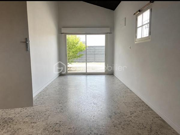 MAISON DE PLAIN PIED sur un terrain de 785 m², d'une surface de 115 m² au sol, composée d'un salon lumineux de 33m² avec cheminée équipée d'un insert, une cuisine séparée équipée et aménagée de 11 m2, trois chambres (14 m²avec placards, 11m² avec placard, 10m²). 
La salle de bains de 4 m² est aménagée avec une baignoire, une vasque, un sèche serviette et un bidet.
La buanderie de 23 m² est un véritable atout avec sa baie vitrée, son entrée indépendante et son point d’eau.
Bien isolée avec un DPE C, le chauffage de cette maison est alimenté par une récente pompe à chaleur air/eau et les fenêtres sont en double vitrage à isolation renforcée. Vous pourrez passer des hivers et étés confortables.
Le chauffe eau thermodynamique de 200L a été installé en 2024.
Les panneaux photovoltaiques installés en 2024 sont orientés sud et sont composés de 14 modules. Ils vous permettent une réduction des coûts énergétiques.
Les combles de plus de 100 m² vous offrent la possibilité d'agrandir la surface actuelle pour un projet de pièces supplémentaires, selon vos besoins et vos envies. Ils sont accessibles par un escalier extérieur. 
Tout à l’égout .
La maison  est située proche des écoles, crèche, commerces, restaurants et ligne de bus.
Travaux effectués:
Double vitrage 2022
Toiture nettoyée + changement chaîneaux 2023
Pompe à chaleur 2024
Électricité refaite 2022
Borne électrique pour voiture 2023
Clôture 2022 
Panneaux solaires 2024.
Le gros œuvres a été fait.
Cette maison offre un beau potentiel, à personnaliser selon vos envies.