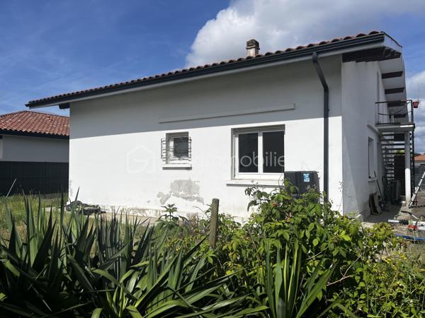 MAISON DE PLAIN PIED sur un terrain de 785 m², d'une surface de 115 m² au sol, composée d'un salon lumineux de 33m² avec cheminée équipée d'un insert, une cuisine séparée équipée et aménagée de 11 m2, trois chambres (14 m²avec placards, 11m² avec placard, 10m²). 
La salle de bains de 4 m² est aménagée avec une baignoire, une vasque, un sèche serviette et un bidet.
La buanderie de 23 m² est un véritable atout avec sa baie vitrée, son entrée indépendante et son point d’eau.
Bien isolée avec un DPE C, le chauffage de cette maison est alimenté par une récente pompe à chaleur air/eau et les fenêtres sont en double vitrage à isolation renforcée. Vous pourrez passer des hivers et étés confortables.
Le chauffe eau thermodynamique de 200L a été installé en 2024.
Les panneaux photovoltaiques installés en 2024 sont orientés sud et sont composés de 14 modules. Ils vous permettent une réduction des coûts énergétiques.
Les combles de plus de 100 m² vous offrent la possibilité d'agrandir la surface actuelle pour un projet de pièces supplémentaires, selon vos besoins et vos envies. Ils sont accessibles par un escalier extérieur. 
Tout à l’égout .
La maison  est située proche des écoles, crèche, commerces, restaurants et ligne de bus.
Travaux effectués:
Double vitrage 2022
Toiture nettoyée + changement chaîneaux 2023
Pompe à chaleur 2024
Électricité refaite 2022
Borne électrique pour voiture 2023
Clôture 2022 
Panneaux solaires 2024.
Le gros œuvres a été fait.
Cette maison offre un beau potentiel, à personnaliser selon vos envies.