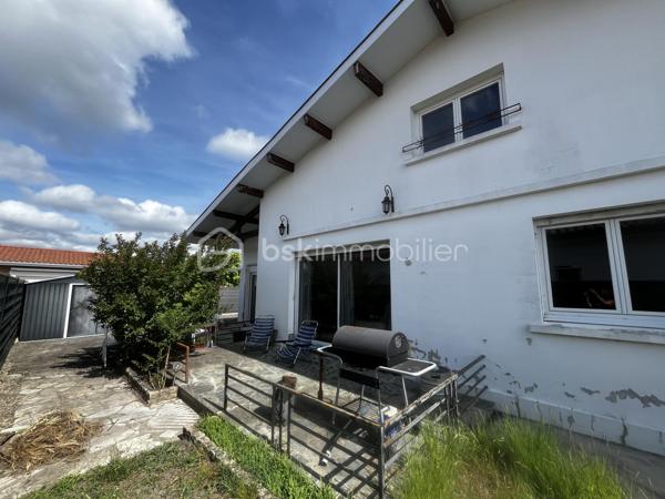 MAISON DE PLAIN PIED sur un terrain de 785 m², d'une surface de 115 m² au sol, composée d'un salon lumineux de 33m² avec cheminée équipée d'un insert, une cuisine séparée équipée et aménagée de 11 m2, trois chambres (14 m²avec placards, 11m² avec placard, 10m²). 
La salle de bains de 4 m² est aménagée avec une baignoire, une vasque, un sèche serviette et un bidet.
La buanderie de 23 m² est un véritable atout avec sa baie vitrée, son entrée indépendante et son point d’eau.
Bien isolée avec un DPE C, le chauffage de cette maison est alimenté par une récente pompe à chaleur air/eau et les fenêtres sont en double vitrage à isolation renforcée. Vous pourrez passer des hivers et étés confortables.
Le chauffe eau thermodynamique de 200L a été installé en 2024.
Les panneaux photovoltaiques installés en 2024 sont orientés sud et sont composés de 14 modules. Ils vous permettent une réduction des coûts énergétiques.
Les combles de plus de 100 m² vous offrent la possibilité d'agrandir la surface actuelle pour un projet de pièces supplémentaires, selon vos besoins et vos envies. Ils sont accessibles par un escalier extérieur. 
Tout à l’égout .
La maison  est située proche des écoles, crèche, commerces, restaurants et ligne de bus.
Travaux effectués:
Double vitrage 2022
Toiture nettoyée + changement chaîneaux 2023
Pompe à chaleur 2024
Électricité refaite 2022
Borne électrique pour voiture 2023
Clôture 2022 
Panneaux solaires 2024.
Le gros œuvres a été fait.
Cette maison offre un beau potentiel, à personnaliser selon vos envies.