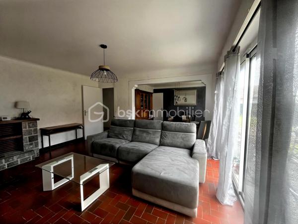 MAISON DE PLAIN PIED sur un terrain de 785 m², d'une surface de 115 m² au sol, composée d'un salon lumineux de 33m² avec cheminée équipée d'un insert, une cuisine séparée équipée et aménagée de 11 m2, trois chambres (14 m²avec placards, 11m² avec placard, 10m²). 
La salle de bains de 4 m² est aménagée avec une baignoire, une vasque, un sèche serviette et un bidet.
La buanderie de 23 m² est un véritable atout avec sa baie vitrée, son entrée indépendante et son point d’eau.
Bien isolée avec un DPE C, le chauffage de cette maison est alimenté par une récente pompe à chaleur air/eau et les fenêtres sont en double vitrage à isolation renforcée. Vous pourrez passer des hivers et étés confortables.
Le chauffe eau thermodynamique de 200L a été installé en 2024.
Les panneaux photovoltaiques installés en 2024 sont orientés sud et sont composés de 14 modules. Ils vous permettent une réduction des coûts énergétiques.
Les combles de plus de 100 m² vous offrent la possibilité d'agrandir la surface actuelle pour un projet de pièces supplémentaires, selon vos besoins et vos envies. Ils sont accessibles par un escalier extérieur. 
Tout à l’égout .
La maison  est située proche des écoles, crèche, commerces, restaurants et ligne de bus.
Travaux effectués:
Double vitrage 2022
Toiture nettoyée + changement chaîneaux 2023
Pompe à chaleur 2024
Électricité refaite 2022
Borne électrique pour voiture 2023
Clôture 2022 
Panneaux solaires 2024.
Le gros œuvres a été fait.
Cette maison offre un beau potentiel, à personnaliser selon vos envies.