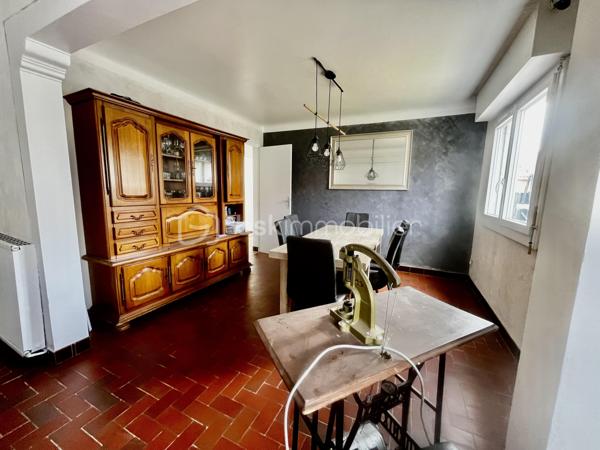 MAISON DE PLAIN PIED sur un terrain de 785 m², d'une surface de 115 m² au sol, composée d'un salon lumineux de 33m² avec cheminée équipée d'un insert, une cuisine séparée équipée et aménagée de 11 m2, trois chambres (14 m²avec placards, 11m² avec placard, 10m²). 
La salle de bains de 4 m² est aménagée avec une baignoire, une vasque, un sèche serviette et un bidet.
La buanderie de 23 m² est un véritable atout avec sa baie vitrée, son entrée indépendante et son point d’eau.
Bien isolée avec un DPE C, le chauffage de cette maison est alimenté par une récente pompe à chaleur air/eau et les fenêtres sont en double vitrage à isolation renforcée. Vous pourrez passer des hivers et étés confortables.
Le chauffe eau thermodynamique de 200L a été installé en 2024.
Les panneaux photovoltaiques installés en 2024 sont orientés sud et sont composés de 14 modules. Ils vous permettent une réduction des coûts énergétiques.
Les combles de plus de 100 m² vous offrent la possibilité d'agrandir la surface actuelle pour un projet de pièces supplémentaires, selon vos besoins et vos envies. Ils sont accessibles par un escalier extérieur. 
Tout à l’égout .
La maison  est située proche des écoles, crèche, commerces, restaurants et ligne de bus.
Travaux effectués:
Double vitrage 2022
Toiture nettoyée + changement chaîneaux 2023
Pompe à chaleur 2024
Électricité refaite 2022
Borne électrique pour voiture 2023
Clôture 2022 
Panneaux solaires 2024.
Le gros œuvres a été fait.
Cette maison offre un beau potentiel, à personnaliser selon vos envies.