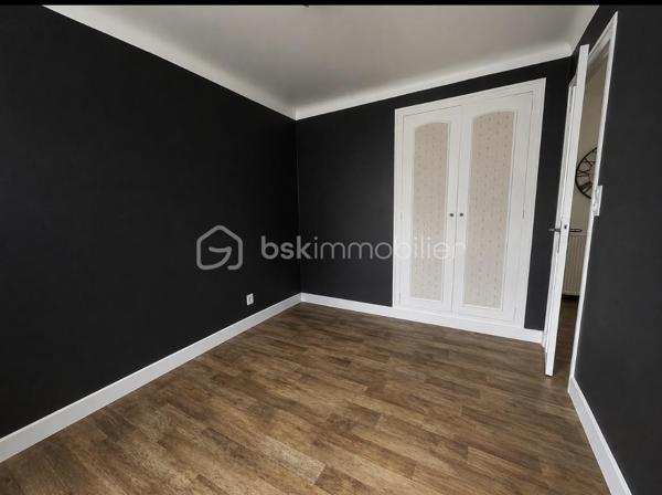 MAISON DE PLAIN PIED sur un terrain de 785 m², d'une surface de 115 m² au sol, composée d'un salon lumineux de 33m² avec cheminée équipée d'un insert, une cuisine séparée équipée et aménagée de 11 m2, trois chambres (14 m²avec placards, 11m² avec placard, 10m²). 
La salle de bains de 4 m² est aménagée avec une baignoire, une vasque, un sèche serviette et un bidet.
La buanderie de 23 m² est un véritable atout avec sa baie vitrée, son entrée indépendante et son point d’eau.
Bien isolée avec un DPE C, le chauffage de cette maison est alimenté par une récente pompe à chaleur air/eau et les fenêtres sont en double vitrage à isolation renforcée. Vous pourrez passer des hivers et étés confortables.
Le chauffe eau thermodynamique de 200L a été installé en 2024.
Les panneaux photovoltaiques installés en 2024 sont orientés sud et sont composés de 14 modules. Ils vous permettent une réduction des coûts énergétiques.
Les combles de plus de 100 m² vous offrent la possibilité d'agrandir la surface actuelle pour un projet de pièces supplémentaires, selon vos besoins et vos envies. Ils sont accessibles par un escalier extérieur. 
Tout à l’égout .
La maison  est située proche des écoles, crèche, commerces, restaurants et ligne de bus.
Travaux effectués:
Double vitrage 2022
Toiture nettoyée + changement chaîneaux 2023
Pompe à chaleur 2024
Électricité refaite 2022
Borne électrique pour voiture 2023
Clôture 2022 
Panneaux solaires 2024.
Le gros œuvres a été fait.
Cette maison offre un beau potentiel, à personnaliser selon vos envies.