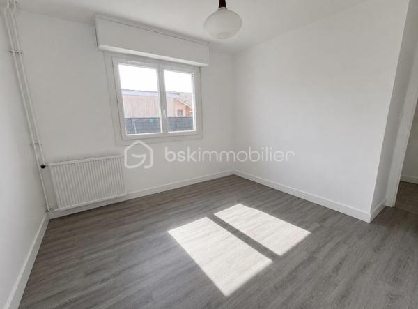 MAISON DE PLAIN PIED sur un terrain de 785 m², d'une surface de 115 m² au sol, composée d'un salon lumineux de 33m² avec cheminée équipée d'un insert, une cuisine séparée équipée et aménagée de 11 m2, trois chambres (14 m²avec placards, 11m² avec placard, 10m²). 
La salle de bains de 4 m² est aménagée avec une baignoire, une vasque, un sèche serviette et un bidet.
La buanderie de 23 m² est un véritable atout avec sa baie vitrée, son entrée indépendante et son point d’eau.
Bien isolée avec un DPE C, le chauffage de cette maison est alimenté par une récente pompe à chaleur air/eau et les fenêtres sont en double vitrage à isolation renforcée. Vous pourrez passer des hivers et étés confortables.
Le chauffe eau thermodynamique de 200L a été installé en 2024.
Les panneaux photovoltaiques installés en 2024 sont orientés sud et sont composés de 14 modules. Ils vous permettent une réduction des coûts énergétiques.
Les combles de plus de 100 m² vous offrent la possibilité d'agrandir la surface actuelle pour un projet de pièces supplémentaires, selon vos besoins et vos envies. Ils sont accessibles par un escalier extérieur. 
Tout à l’égout .
La maison  est située proche des écoles, crèche, commerces, restaurants et ligne de bus.
Travaux effectués:
Double vitrage 2022
Toiture nettoyée + changement chaîneaux 2023
Pompe à chaleur 2024
Électricité refaite 2022
Borne électrique pour voiture 2023
Clôture 2022 
Panneaux solaires 2024.
Le gros œuvres a été fait.
Cette maison offre un beau potentiel, à personnaliser selon vos envies.