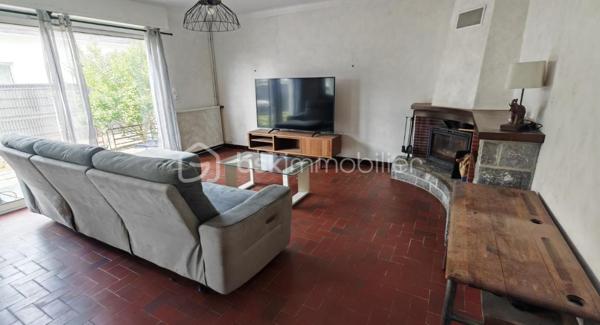 MAISON DE PLAIN PIED sur un terrain de 785 m², d'une surface de 115 m² au sol, composée d'un salon lumineux de 33m² avec cheminée équipée d'un insert, une cuisine séparée équipée et aménagée de 11 m2, trois chambres (14 m²avec placards, 11m² avec placard, 10m²). 
La salle de bains de 4 m² est aménagée avec une baignoire, une vasque, un sèche serviette et un bidet.
La buanderie de 23 m² est un véritable atout avec sa baie vitrée, son entrée indépendante et son point d’eau.
Bien isolée avec un DPE C, le chauffage de cette maison est alimenté par une récente pompe à chaleur air/eau et les fenêtres sont en double vitrage à isolation renforcée. Vous pourrez passer des hivers et étés confortables.
Le chauffe eau thermodynamique de 200L a été installé en 2024.
Les panneaux photovoltaiques installés en 2024 sont orientés sud et sont composés de 14 modules. Ils vous permettent une réduction des coûts énergétiques.
Les combles de plus de 100 m² vous offrent la possibilité d'agrandir la surface actuelle pour un projet de pièces supplémentaires, selon vos besoins et vos envies. Ils sont accessibles par un escalier extérieur. 
Tout à l’égout .
La maison  est située proche des écoles, crèche, commerces, restaurants et ligne de bus.
Travaux effectués:
Double vitrage 2022
Toiture nettoyée + changement chaîneaux 2023
Pompe à chaleur 2024
Électricité refaite 2022
Borne électrique pour voiture 2023
Clôture 2022 
Panneaux solaires 2024.
Le gros œuvres a été fait.
Cette maison offre un beau potentiel, à personnaliser selon vos envies.
