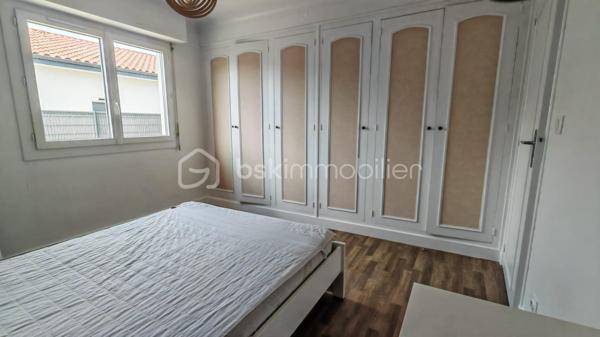 MAISON DE PLAIN PIED sur un terrain de 785 m², d'une surface de 115 m² au sol, composée d'un salon lumineux de 33m² avec cheminée équipée d'un insert, une cuisine séparée équipée et aménagée de 11 m2, trois chambres (14 m²avec placards, 11m² avec placard, 10m²). 
La salle de bains de 4 m² est aménagée avec une baignoire, une vasque, un sèche serviette et un bidet.
La buanderie de 23 m² est un véritable atout avec sa baie vitrée, son entrée indépendante et son point d’eau.
Bien isolée avec un DPE C, le chauffage de cette maison est alimenté par une récente pompe à chaleur air/eau et les fenêtres sont en double vitrage à isolation renforcée. Vous pourrez passer des hivers et étés confortables.
Le chauffe eau thermodynamique de 200L a été installé en 2024.
Les panneaux photovoltaiques installés en 2024 sont orientés sud et sont composés de 14 modules. Ils vous permettent une réduction des coûts énergétiques.
Les combles de plus de 100 m² vous offrent la possibilité d'agrandir la surface actuelle pour un projet de pièces supplémentaires, selon vos besoins et vos envies. Ils sont accessibles par un escalier extérieur. 
Tout à l’égout .
La maison  est située proche des écoles, crèche, commerces, restaurants et ligne de bus.
Travaux effectués:
Double vitrage 2022
Toiture nettoyée + changement chaîneaux 2023
Pompe à chaleur 2024
Électricité refaite 2022
Borne électrique pour voiture 2023
Clôture 2022 
Panneaux solaires 2024.
Le gros œuvres a été fait.
Cette maison offre un beau potentiel, à personnaliser selon vos envies.