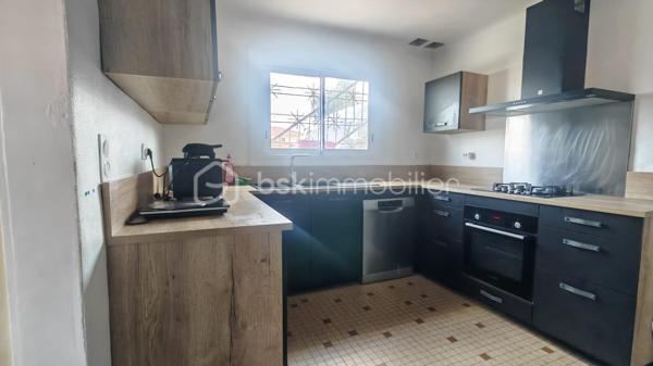 MAISON DE PLAIN PIED sur un terrain de 785 m², d'une surface de 115 m² au sol, composée d'un salon lumineux de 33m² avec cheminée équipée d'un insert, une cuisine séparée équipée et aménagée de 11 m2, trois chambres (14 m²avec placards, 11m² avec placard, 10m²). 
La salle de bains de 4 m² est aménagée avec une baignoire, une vasque, un sèche serviette et un bidet.
La buanderie de 23 m² est un véritable atout avec sa baie vitrée, son entrée indépendante et son point d’eau.
Bien isolée avec un DPE C, le chauffage de cette maison est alimenté par une récente pompe à chaleur air/eau et les fenêtres sont en double vitrage à isolation renforcée. Vous pourrez passer des hivers et étés confortables.
Le chauffe eau thermodynamique de 200L a été installé en 2024.
Les panneaux photovoltaiques installés en 2024 sont orientés sud et sont composés de 14 modules. Ils vous permettent une réduction des coûts énergétiques.
Les combles de plus de 100 m² vous offrent la possibilité d'agrandir la surface actuelle pour un projet de pièces supplémentaires, selon vos besoins et vos envies. Ils sont accessibles par un escalier extérieur. 
Tout à l’égout .
La maison  est située proche des écoles, crèche, commerces, restaurants et ligne de bus.
Travaux effectués:
Double vitrage 2022
Toiture nettoyée + changement chaîneaux 2023
Pompe à chaleur 2024
Électricité refaite 2022
Borne électrique pour voiture 2023
Clôture 2022 
Panneaux solaires 2024.
Le gros œuvres a été fait.
Cette maison offre un beau potentiel, à personnaliser selon vos envies.