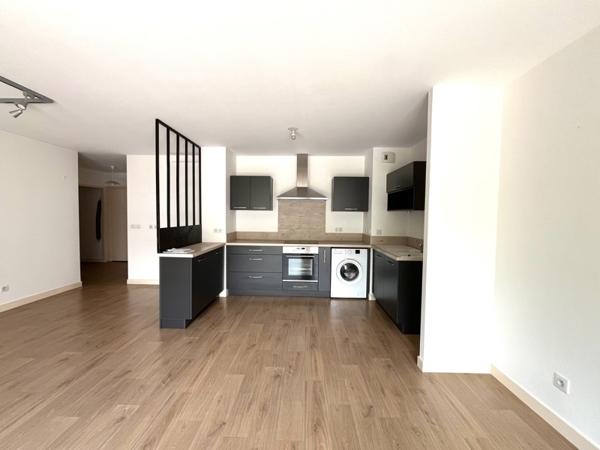 Appartement à louer 800 € CC St-Yrieix-la-Perche 3 p 73 m² DPE C