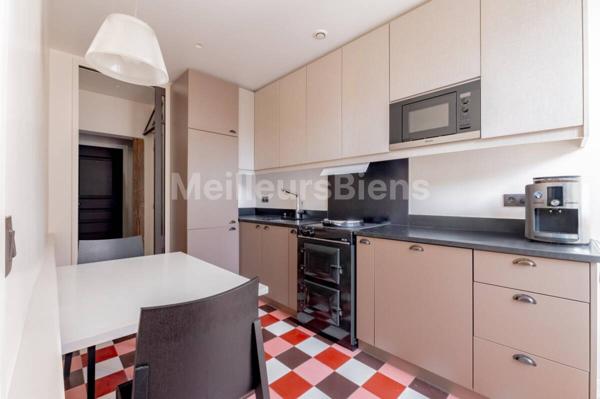 Vue dégagée sur l'église Notre Dame de Lorette et à quelques pas de la célèbre rue des Martyrs et ses commerces