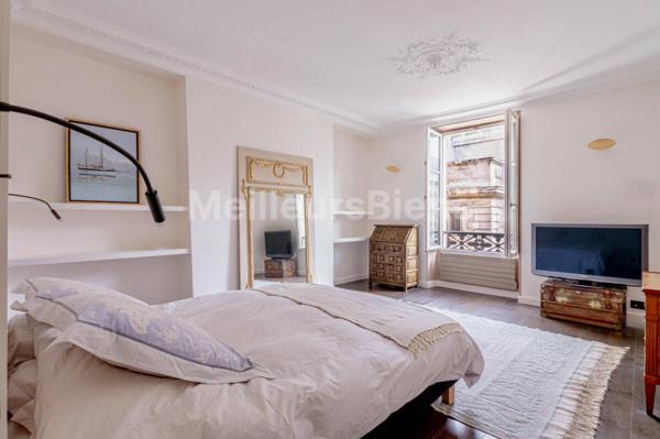 Vue dégagée sur l'église Notre Dame de Lorette et à quelques pas de la célèbre rue des Martyrs et ses commerces