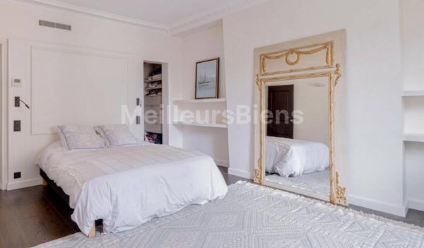 Vue dégagée sur l'église Notre Dame de Lorette et à quelques pas de la célèbre rue des Martyrs et ses commerces