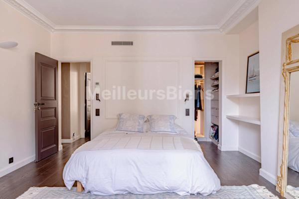 Vue dégagée sur l'église Notre Dame de Lorette et à quelques pas de la célèbre rue des Martyrs et ses commerces