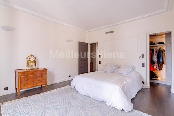 Vue dégagée sur l'église Notre Dame de Lorette et à quelques pas de la célèbre rue des Martyrs et ses commerces