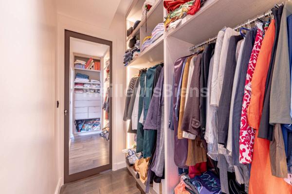 Vue dégagée sur l'église Notre Dame de Lorette et à quelques pas de la célèbre rue des Martyrs et ses commerces