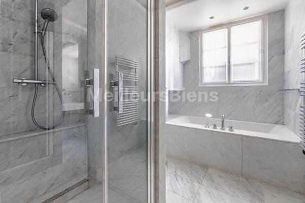 Vue dégagée sur l'église Notre Dame de Lorette et à quelques pas de la célèbre rue des Martyrs et ses commerces