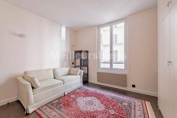 Vue dégagée sur l'église Notre Dame de Lorette et à quelques pas de la célèbre rue des Martyrs et ses commerces