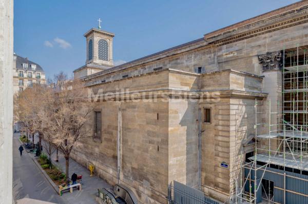 Vue dégagée sur l'église Notre Dame de Lorette et à quelques pas de la célèbre rue des Martyrs et ses commerces
