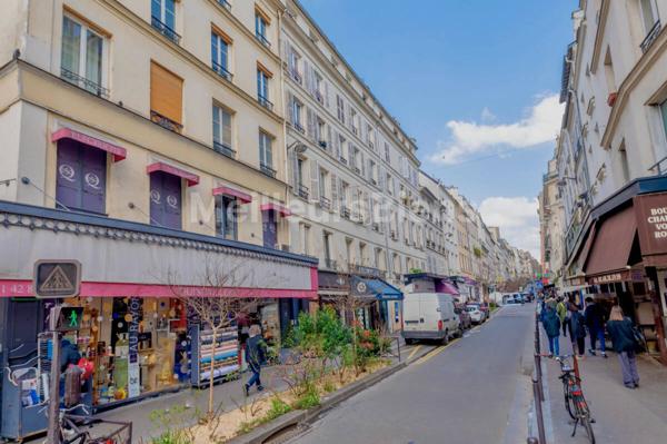 Vue dégagée sur l'église Notre Dame de Lorette et à quelques pas de la célèbre rue des Martyrs et ses commerces