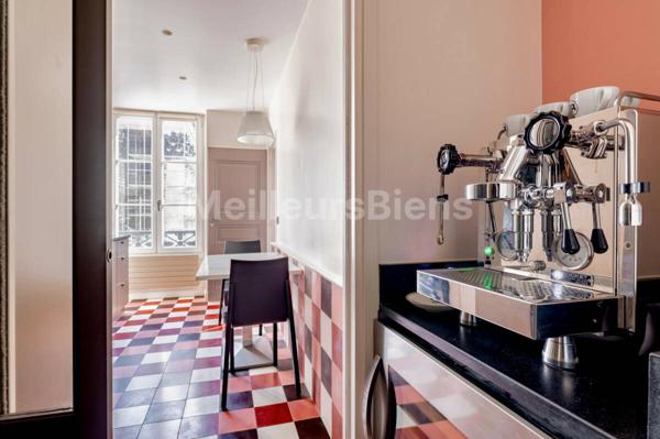 Vue dégagée sur l'église Notre Dame de Lorette et à quelques pas de la célèbre rue des Martyrs et ses commerces