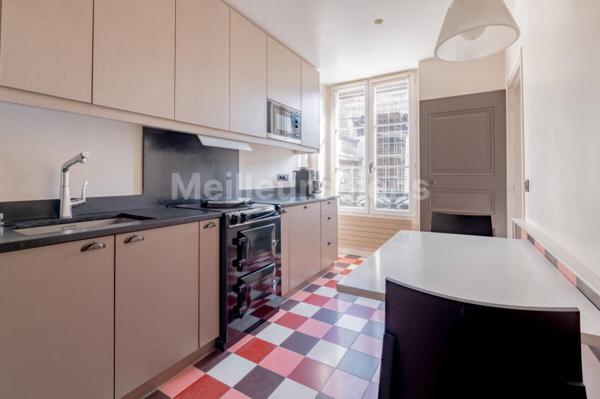 Vue dégagée sur l'église Notre Dame de Lorette et à quelques pas de la célèbre rue des Martyrs et ses commerces