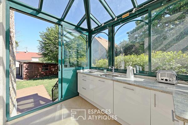 La meulière rénovée avec sa véranda et un jardin sans vis-à-vis