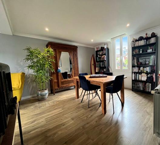 Maison de charme rénovée de 82 m² , 3 chambres, jardin et parking à Floirac Bas , Floirac